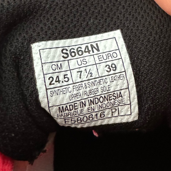 ASICS Size 7.5 sneakers, worn once. - Picture 4 of 6